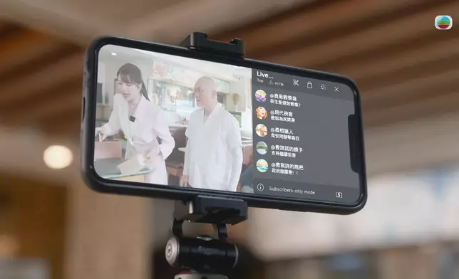 鄭恕峰今次「洗底」做暖心食店老闆，都有唔少發揮架。尤其圖47嘅笑容，其實好親切祥和。