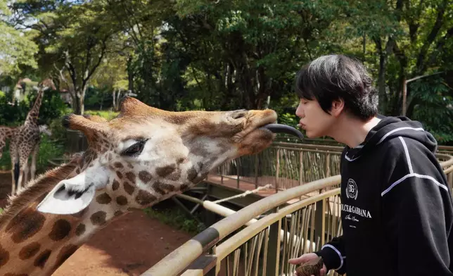 圭賢與長頸鹿「舌吻」片段掀起熱議。NetflixKorea圖片