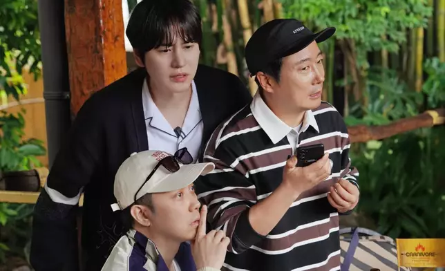 三人一起兌現《新西遊記》中的「肯亞長頸鹿酒店住宿券」。NetflixKorea圖片