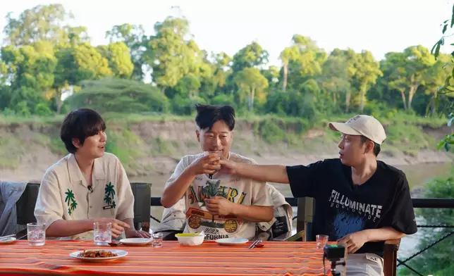 三人將品嚐非洲道地美食。NetflixKorea圖片