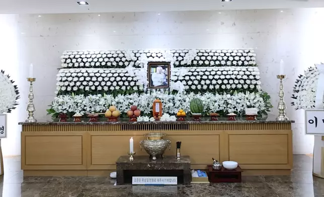 李順載設靈，總統李在明和前總統李明博也送上弔唁花圈。網上圖片