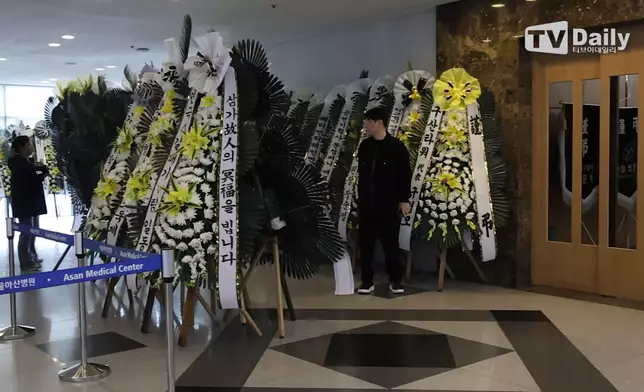 現場花圈擺滿走廊。影片截圖