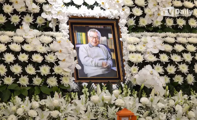 李順載遺照選用他笑容燦爛的經典照片。影片截圖