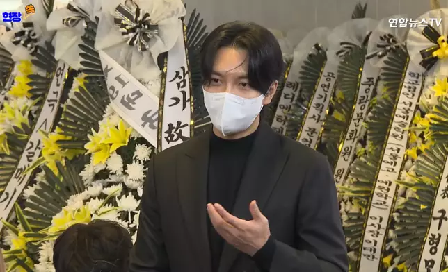 李昇基現身靈堂弔唁，難忘與前輩李順載的相處。影片截圖