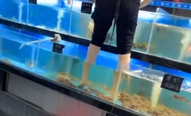 海南一間超市有女子赤腳踩入海鮮水缸清潔引發衛生爭議。網上截圖