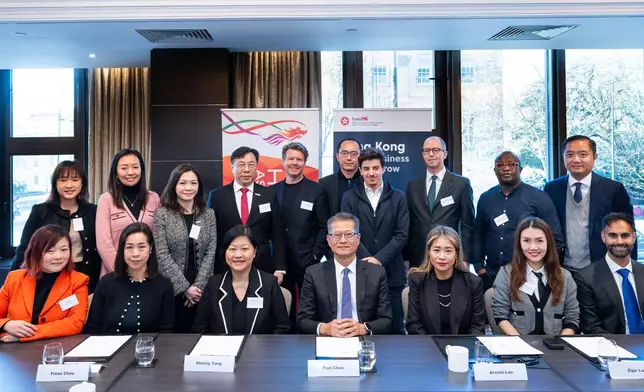 陳茂波（前排中）與多家來自歐洲、中東和亞洲的家族辦公室的代表會面。政府新聞網圖片