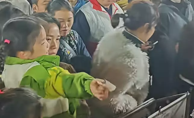 貴州省榕江縣民眾晚上為大埔火災受災群眾捐款。榕江發布微信公眾號片段截圖