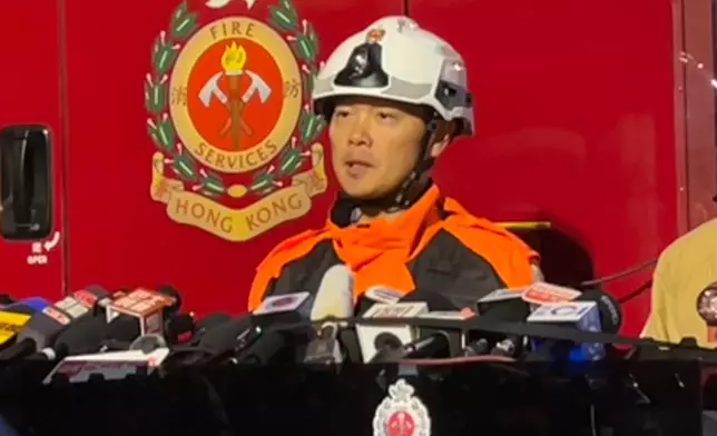 消防處助理救護總長（新界西）林卓豪（左）交代大埔五級火警最新情況。巴士的報記者攝