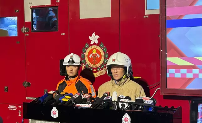 消防處副處長（行動）陳慶勇（右）及助理救護總長（新界西）林卓豪（左）交代大埔五級火警最新情況。巴士的報記者攝