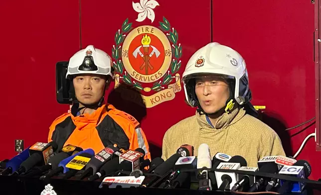 消防處副處長（行動）陳慶勇（右）及助理救護總長（新界西）林卓豪（左）交代大埔五級火警最新情況。巴士的報記者攝