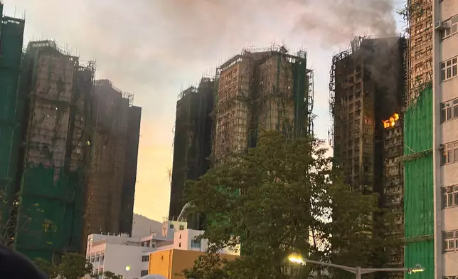 28日清晨宏福苑有單位再起火。巴士的報記者攝