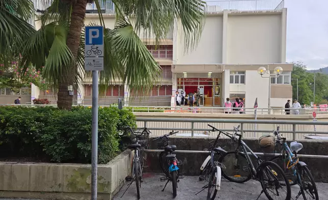 當局在廣福邨社區會堂設辨認處。巴士的報記者攝