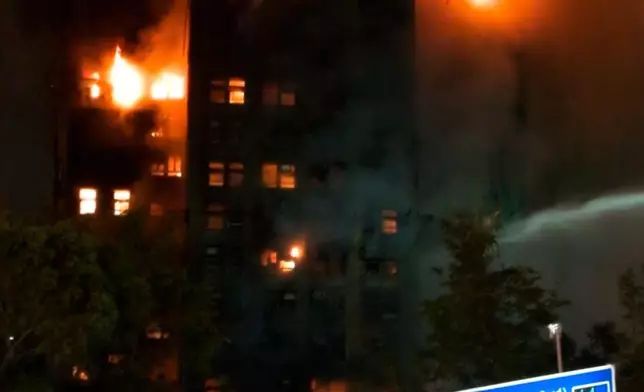 大埔宏福苑五級火深夜仍然火光熊熊。巴士的報記者攝