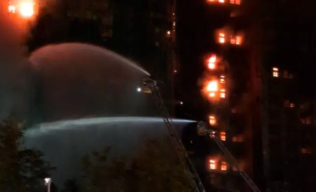 大埔宏福苑五級火深夜仍然火光熊熊。巴士的報記者攝