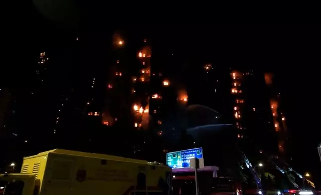 大埔宏福苑五級火深夜仍然火光熊熊。巴士的報記者攝