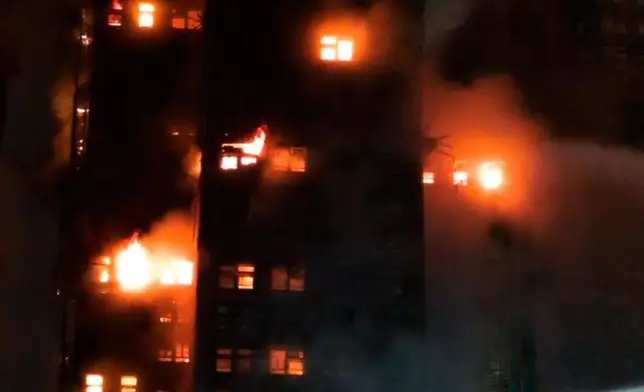 大埔宏福苑五級火深夜仍然火光熊熊。巴士的報記者攝