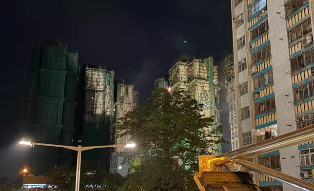 大埔宏福苑五級火警，晚上仍然有大廈頂層冒煙。巴士的報記者攝