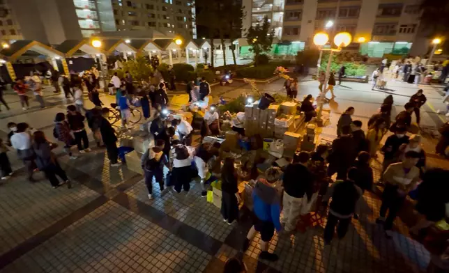 市民自發送物資到庇護中心。巴士的報記者攝