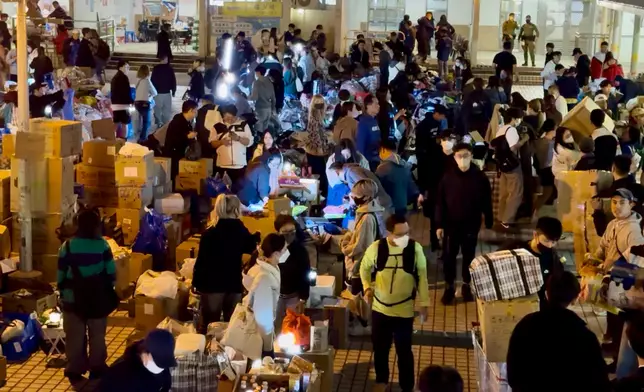 市民自發送物資到庇護中心。巴士的報記者攝