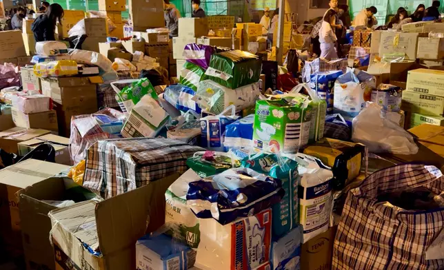 市民自發送物資到庇護中心。巴士的報記者攝