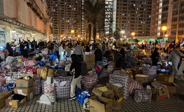 市民自發送物資到庇護中心。巴士的報記者攝