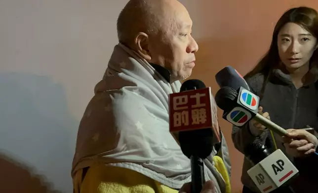 大埔宏福苑五級火，居民李先生講述太太仍然被困單位內待救的情況。巴士的報記者攝