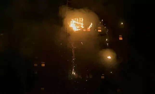 大埔宏福苑五級火，半夜仍然火光熊熊。巴士的報記者攝