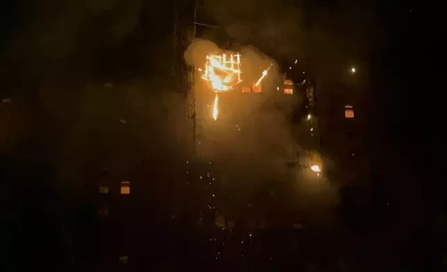 大埔宏福苑五級火，半夜仍然火光熊熊。巴士的報記者攝