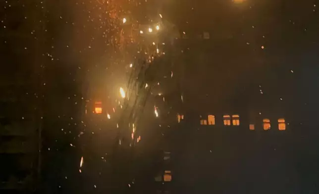 大埔宏福苑五級火，其中一幢大廈的外牆棚架燒通頂，整幅墜落。巴士的報記者攝