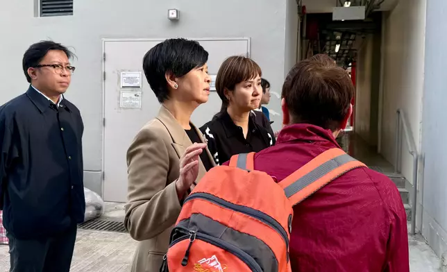 何永賢探望入住過渡性房屋的受災居民。何永賢FB圖片