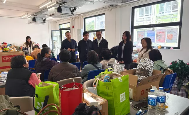 何永賢探望入住過渡性房屋的受災居民。何永賢FB圖片