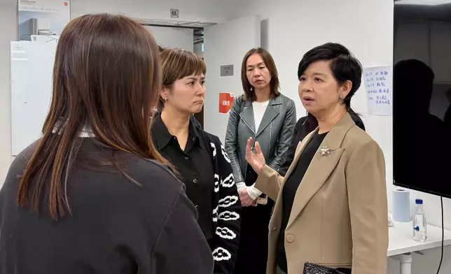 何永賢探望入住過渡性房屋的受災居民。何永賢FB圖片