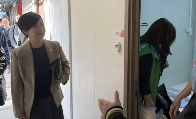 何永賢探望入住過渡性房屋的受災居民。何永賢FB圖片