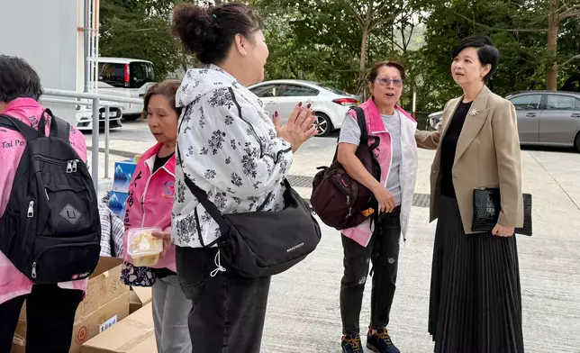 何永賢探望入住過渡性房屋的受災居民。何永賢FB圖片