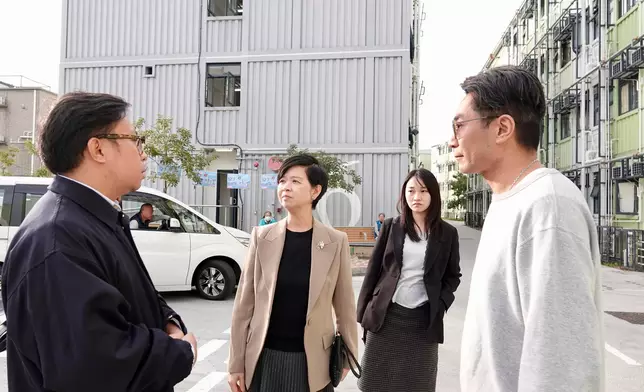 何永賢探望入住過渡性房屋的受災居民。何永賢FB圖片