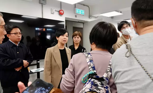 何永賢探望入住過渡性房屋的受災居民。何永賢FB圖片