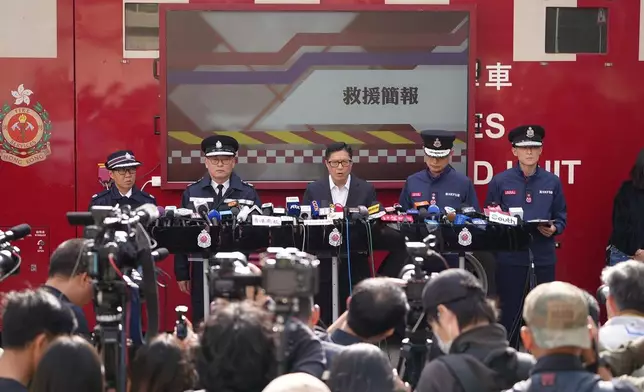 保安局局長鄧炳強(中)偕消防處處長楊恩健(右二)、消防處副處長(行動)陳慶勇(右一)、署理警務處處長簡啟恩(左二)、新界北指揮官林敏嫻(左一)簡介宏福苑五級火最新情況。巴士的報記者攝