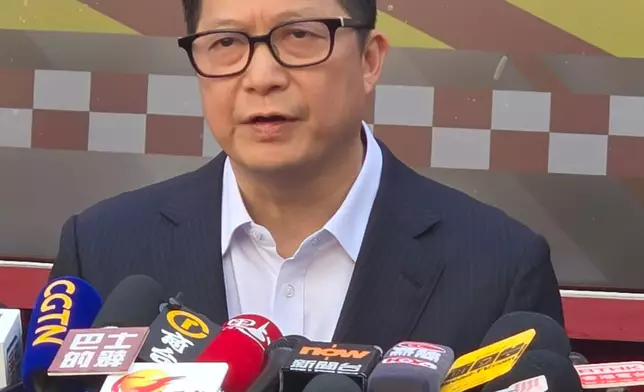 保安局局長鄧炳強向傳媒簡介大埔宏福苑五級火警最新情況。巴士的報記者攝