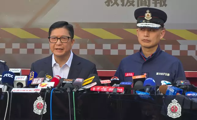 保安局局長鄧炳強（左）、消防處處長楊恩健（右）早前在宏福苑火災現場附近會見傳媒。資料圖片