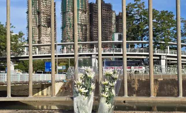 民眾獻花悼念宏福苑大火死難者。巴士的報記者攝