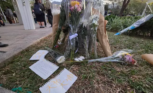 市民到大埔宏福苑附近獻花。巴士的報記者攝