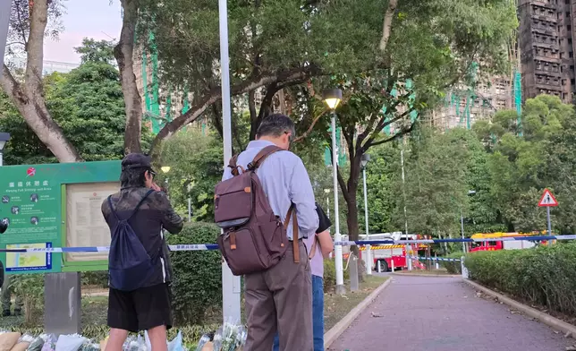 市民到大埔宏福苑附近悼念。巴士的報記者攝