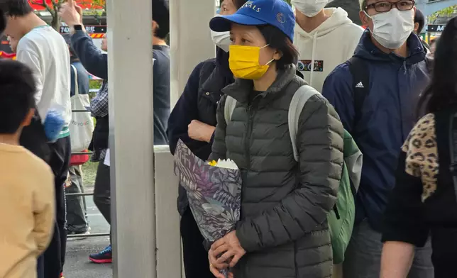 市民到大埔宏福苑附近獻花。巴士的報記者攝