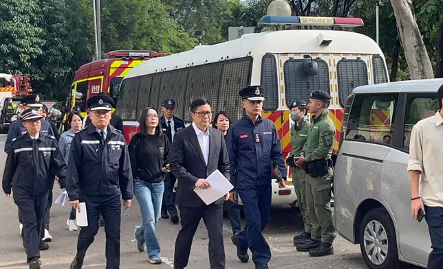 大埔宏福苑五級火警，保安局局長鄧炳強向傳媒簡介最新情況。巴士的報記者攝