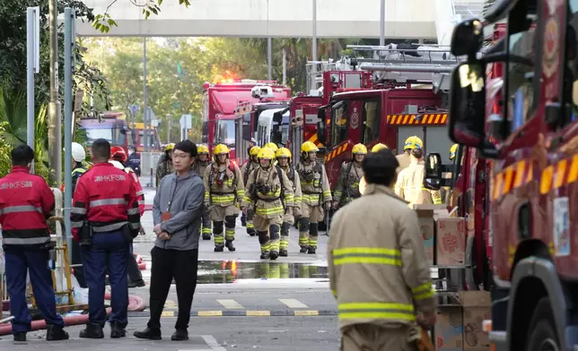 消防人員連日來疲於奔命，爭分奪秒與大火搏鬥。巴士的報記者攝