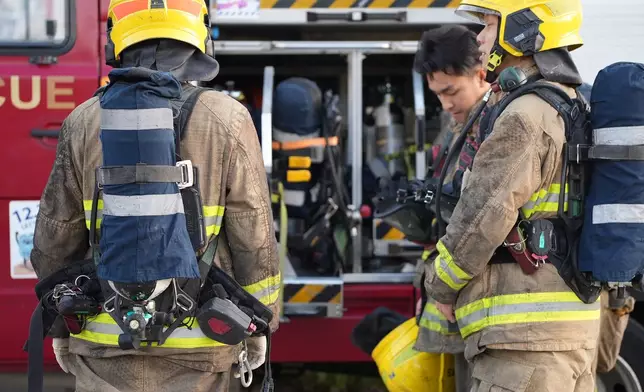 消防人員連日來疲於奔命，爭分奪秒與大火搏鬥。巴士的報記者攝