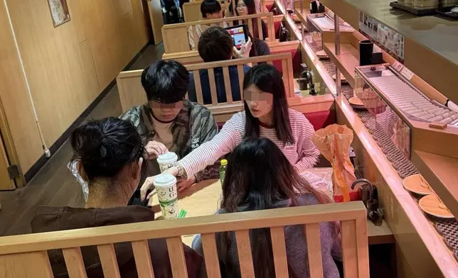 4食客一度收起外帶食物及飲品，但過不久肆無忌憚食起來。網上圖片