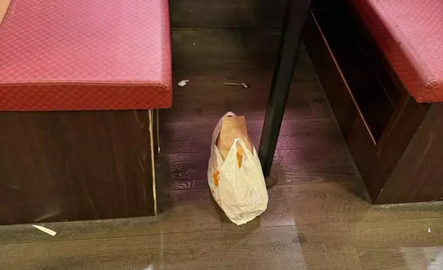 4人離開前更將外賣垃圾留在地上，十分離譜！網上圖片