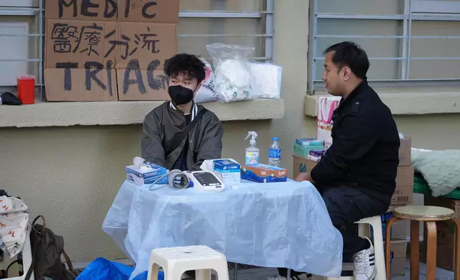 鄰近宏福苑災場的廣福邨平台，有市民自發設立物資站，支援災民的身心需要。巴士的報記者攝