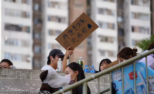 鄰近宏福苑災場的廣福邨平台，有市民自發設立物資站，支援災民的身心需要。巴士的報記者攝